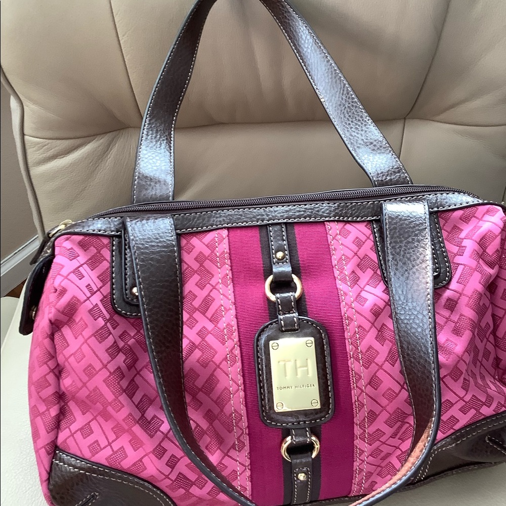NEW Tommy Hilfiger Hand/ Shoulder Bag with Logo design Gorgeous. - Picture 9 of 15
